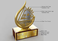 Oro brillante de los trofeos de encargo del metal de la empresa plateado con el logotipo grabado en relieve