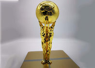 Taza de encargo plateada oro brillante del trofeo con la estatua que lleva a cabo el diseño de la bola