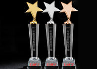 Los trofeos y los premios cristalinos hechos a mano con el metal del oro/de la plata/del bronce protagonizan