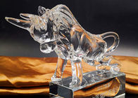 Las estatuillas animales de la vaca cristalina modelan para la oficina/las decoraciones caseras