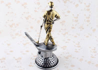 Británicos abren el trofeo de la pelota de golf del campeonato con las estatuillas del golf del metal