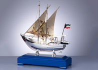Recuerdos/modelo culturales árabes bajos de madera del barco de los pescados con la bandera de encargo
