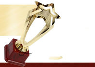 Cinco - trofeos plásticos y premios de la estrella acentuada con la base de madera roja