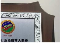 Placa de madera media plateada de metal del escudo como premios de los recuerdos en actividad de compañía