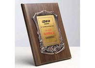 La placa de madera conmemorativa del escudo 930 gramos crea la decoración del metal para requisitos particulares para los premios