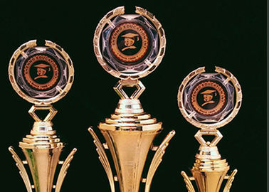 El deportista que concede el premio plástico ahueca los trofeos, trofeo plateado oro de la taza de los deportes