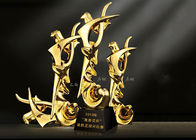 Trofeos materiales de las tazas del premio de la resina polivinílica con la figura abstracta diseño