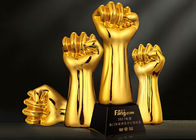 Oro de la taza del trofeo de la resina de la forma del puño electrochapado para el personal/los empleados excepcionales