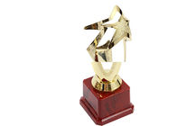 Cinco - trofeos plásticos y premios de la estrella acentuada con la base de madera roja