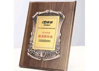 La placa de madera conmemorativa del escudo 930 gramos crea la decoración del metal para requisitos particulares para los premios