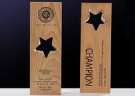 Grabado de la taza del trofeo/premios de encargo de madera del diseño de la estrella del logotipo de Lasing para el personal