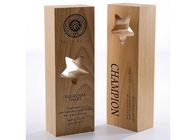 Grabado de la taza del trofeo/premios de encargo de madera del diseño de la estrella del logotipo de Lasing para el personal