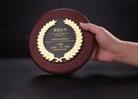 El premio redondo ahueca los trofeos, logotipo grabado 3d personalizado madera de la taza del trofeo de la nuez