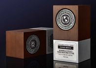 Las placas de madera bajas de aluminio 3D del premio modificaron los recuerdos del logotipo para requisitos particulares para la empresa